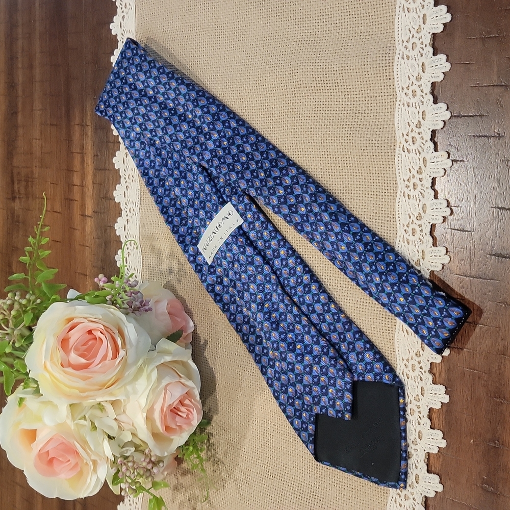 Authentic Kriziauomo silk necktie Made in Italy.